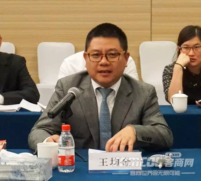 图为:上海市浙江商会轮值会长,均瑶集团董事长王均金