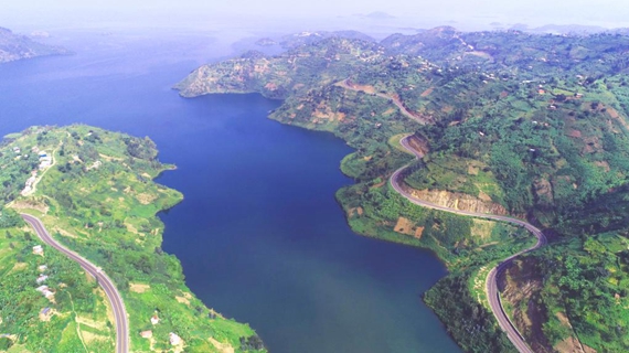 共话中国经济新机遇｜湖光山色中的“美丽丝带”――中企建公路助力卢旺达经济社会发展