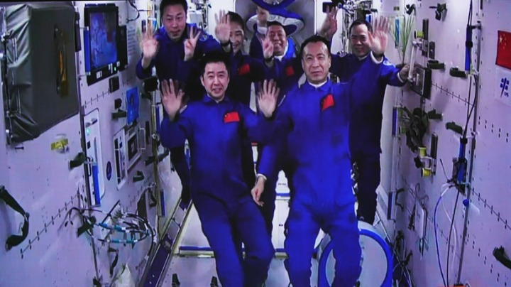 神舟十五号3名航天员顺利进驻中国空间站 两个航天员乘组首次实现“太空会师”
