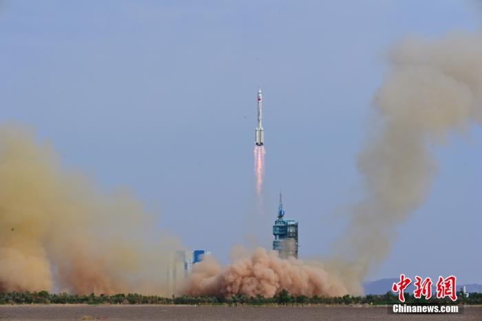 外媒热议神十六成功发射：中国加速推进“航天强国梦”｜世界观