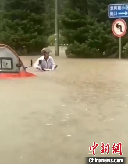 强降雨突袭山西:路人踩着齐腰深的雨水举步维艰