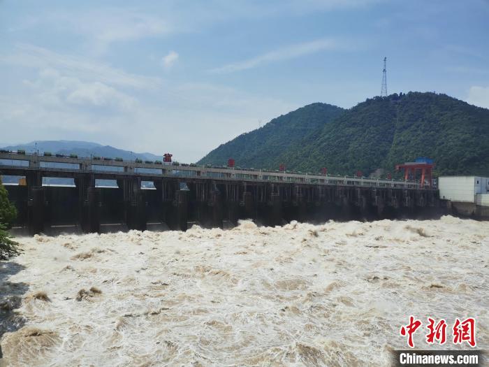 浙江:富春江持续泄洪 船闸已停闸超百小时