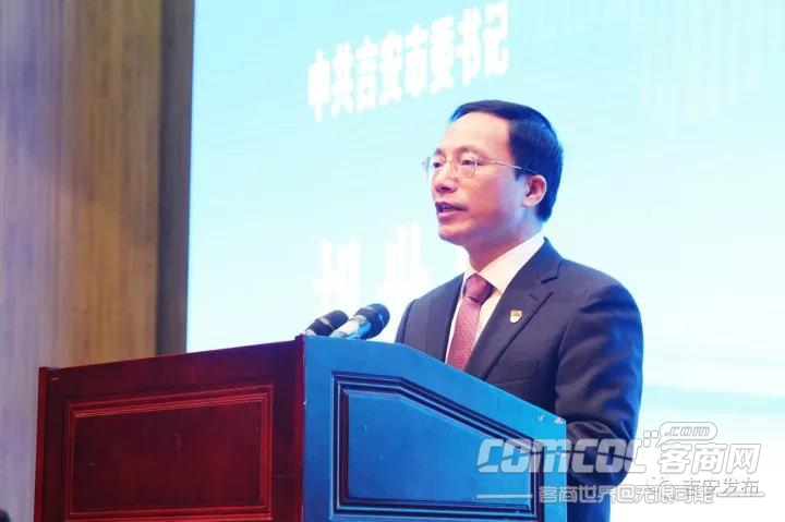 图为:吉安市委书记胡世忠吉安赣商联合会成立大会市委书记胡世忠发表